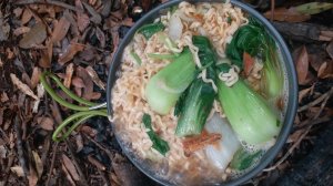 肉燥麵+鰻魚罐頭+高麗菜青江菜