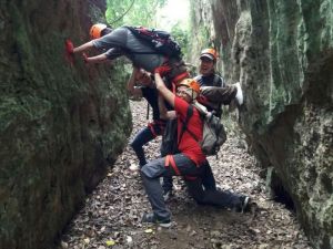 勇闖地心冒險，飛天遁地樣樣來，高雄柴山秘境之旅