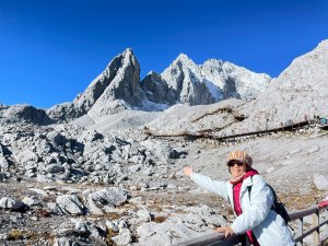 玉龍雪山冰川大索道登冰川公園，健行棧道至4,680公尺觀景台