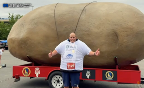 【人物】健力士世界紀錄常客最新傑作 身穿 137 件 T 恤完賽半馬