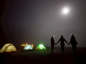 松蘿湖的朦朧月色、雲霧飄渺、藍天白雲、青青草原，這麼美的景色，不能只有我們獨享~