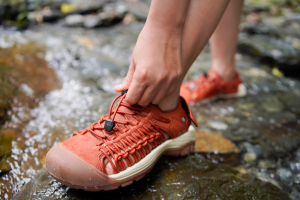 【鞋測】踢山徑沒在怕，涉溪也乾得快！DK透氣編織護趾涼鞋一日體驗