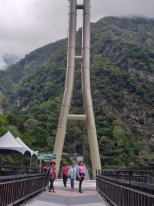 山月吊橋- 東觀立霧溪，西看燕子口峽谷