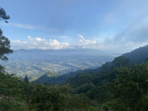 登山肉腳跟著毛孩黑皮第一次登上苗栗小百岳