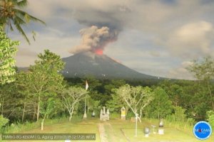 【新聞】印尼阿貢火山噴發 峇里島機場取消5航班