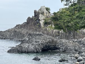 濟州島偶來小路8號，月坪-大坪偶來，19.6公里，在濟州島的南邊。途經藥王寺-柱狀節理，以及知名的中文觀光園區，後段則進入生態園區，最後又回到濱海小路。