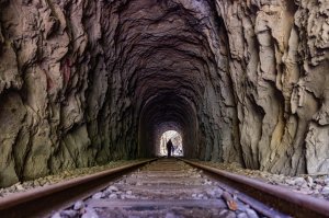 眠鐵隧道，日月靜好
