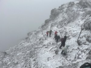 【新聞】玉山群峰地區多有降雪或降雨情形，路面有積雪或結冰濕滑現象，前往登山須格外注意安全