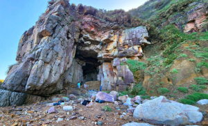 龍洞灣岬步道，直擊！進擊的特巨大海蝕洞