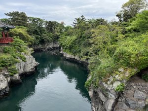 濟州島偶來小路17號，光令-濟州原市中心偶來，18.1公里。小路在濟州市北邊離機場很近。有好幾公里是在大馬路旁，車多人多加上午後的大太陽，叫人沒力。外都月台/橋附近溪流岩石大松樹很讚。