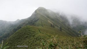 雲霧縹緲的台灣最大火山口 小觀音山群峰O型