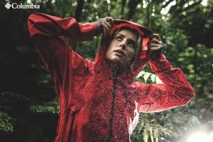 【品牌動態】梅雨季最強防護！Columbia 頂級鈦系列防水戰袍與泥地戰鞋 全套接招！