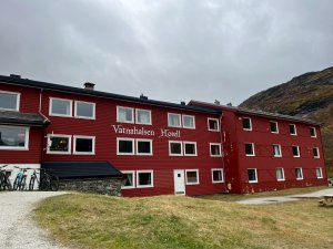 Norway-Myrdal-VATNAHALSEN HOTEL-湖邊健行