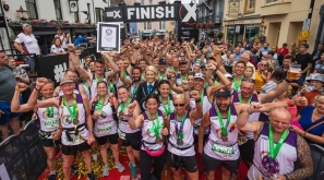 【破世界紀錄】122人綁在一起完成馬拉松並打破健力士世界紀錄