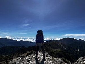 馬博橫斷逆走的難度在於走7天，6天每天的山屋都還要奮力對抗逆長的箭竹、刺柏、杜鵑、圓柏堪稱一絕⋯⋯然後塔比拉斷崖跟烏拉孟斷崖的時候竟然下起傾盆大雨，看著山徑變水路心情都涼了一半啊！