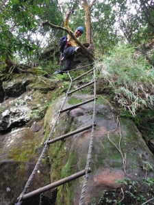 繩梯絕壁，險攀石筍尖北稜斷崖