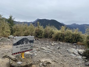 20230515-16玉山前西峰+遠望雨中的主東北