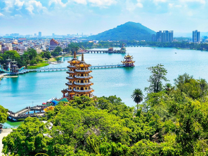 ❤ 烈日下的高雄印記：環狀樓影、半屏足跡與錯身的龍虎塔