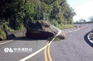 【新聞】阿里山公路滾落巨石 幸無傷人