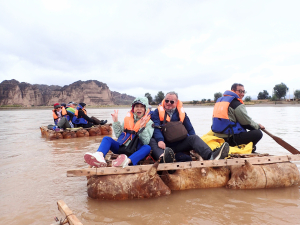 寧夏, 黃河石林景區, 乘坐傳統的羊皮筏子漂流黃河