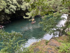 濟州島偶來小路6 號，牛沼河口-濟州偶來中心，11 公里。/6號也是相當精彩的小路，從一開始的牛沼河口，小舟行在碧波間，我們站在松林欣賞著。海邊聳立著各種形狀的黑岩，還有瀑布。最後段小心別跟錯布條了。