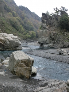 秀巒野溪溫泉