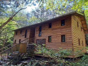 隱身杉林低調奢華的屏風山屋，讓展風山難度辣中帶甜