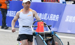 【人物】兒子出生時重度窒息導致腦癱  47歲浙江快遞員推著愛兒奔跑70場馬拉松