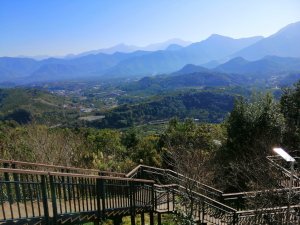 【南投。魚池】飽覽層疊山巒賞心悅目。 金龍山步道