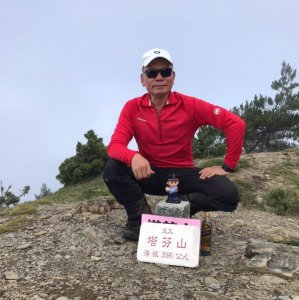 【新聞】警官2年登100座百岳 山頂揮國旗、秀警寶寶！