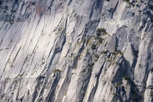【新聞】眼力大考驗！危崖絕壁上有幾個登山者？