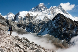 【新聞】聖母峰攻頂路太險惡 日登山客回頭下山