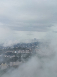 雷雨天，一手拿杖、一手撐傘，完成台北大縱走第五段