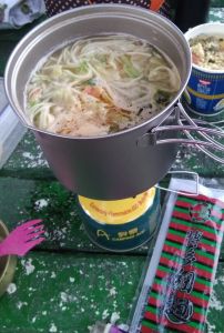 日本帶回一蘭拉麵一把，加武陵農場的脫水高麗菜乾煮成一碗主食