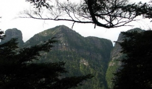 東霸尖山