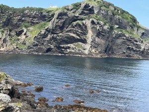 濟州島偶來小路1-1號/牛島偶來，11.3公里，位於濟州島東北的小島。島雖小，有牛有馬有燈塔博物館，還有壯麗的岩石以及海水浴場-漂亮的貝殼沙灘。搭船單程20分鐘，船班很多。時間許可，住一晚應不錯。