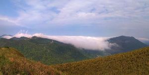 在大屯山上，驚見海嘯來襲