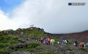 【話題】靜岡縣通過富士山首度實施「入山費」 登山者人數下降三成  死亡人數清零