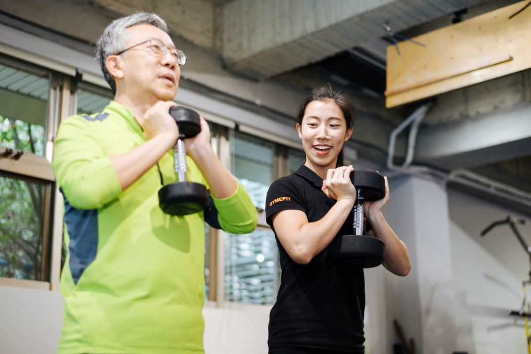 【健康】她帶退休老爸健身 3 個月擺脫五十肩讓運動成紀律