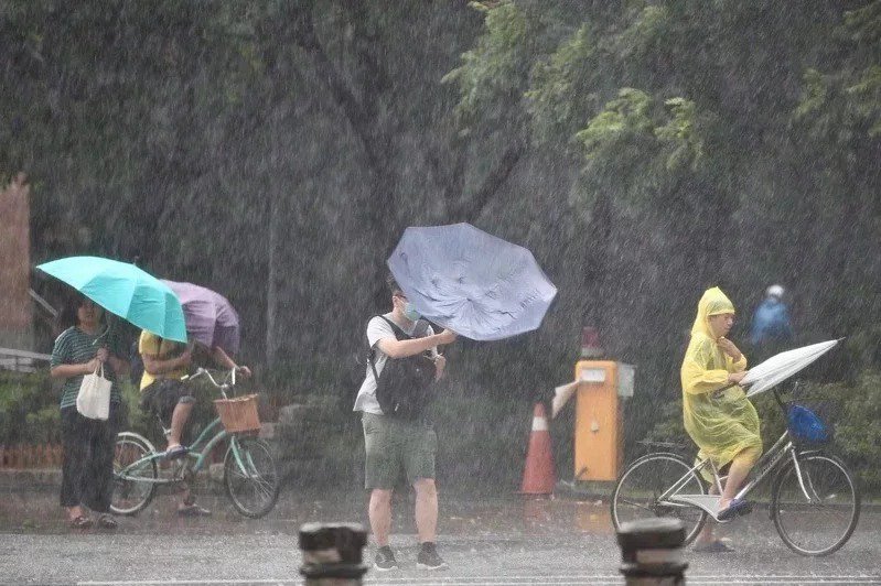 【天氣】巴威颱風最快明晚生成恐成強颱 氣象局：不排除海警