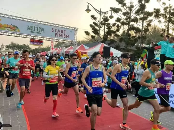 【賽事】這場馬拉松啦啦隊超有梗 花鼓隊和穿草衣阿嬤全出籠