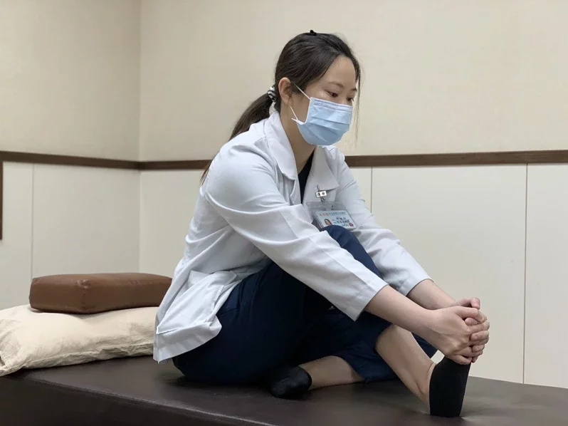 【健康】男子足底筋膜炎復發爆痛 跟著治療師運動腳跟變輕鬆