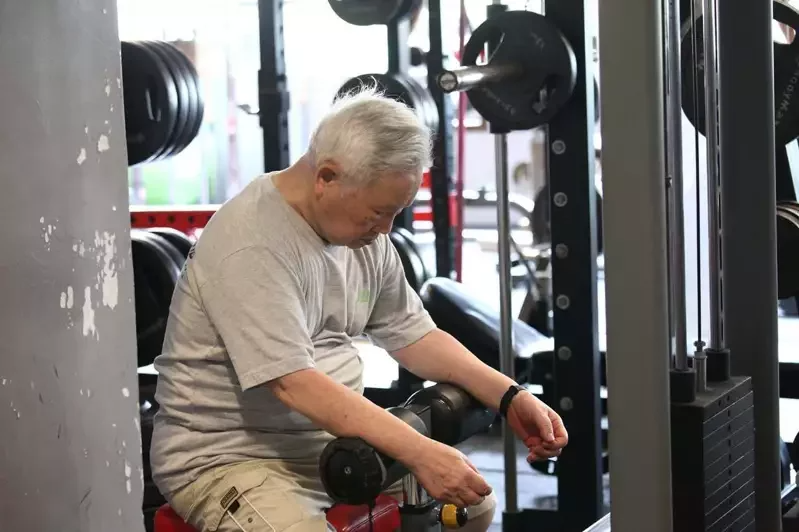 【話題】93 歲爺爺健身房報到 32 年 網見超狂背景喊「一定要敬禮！」