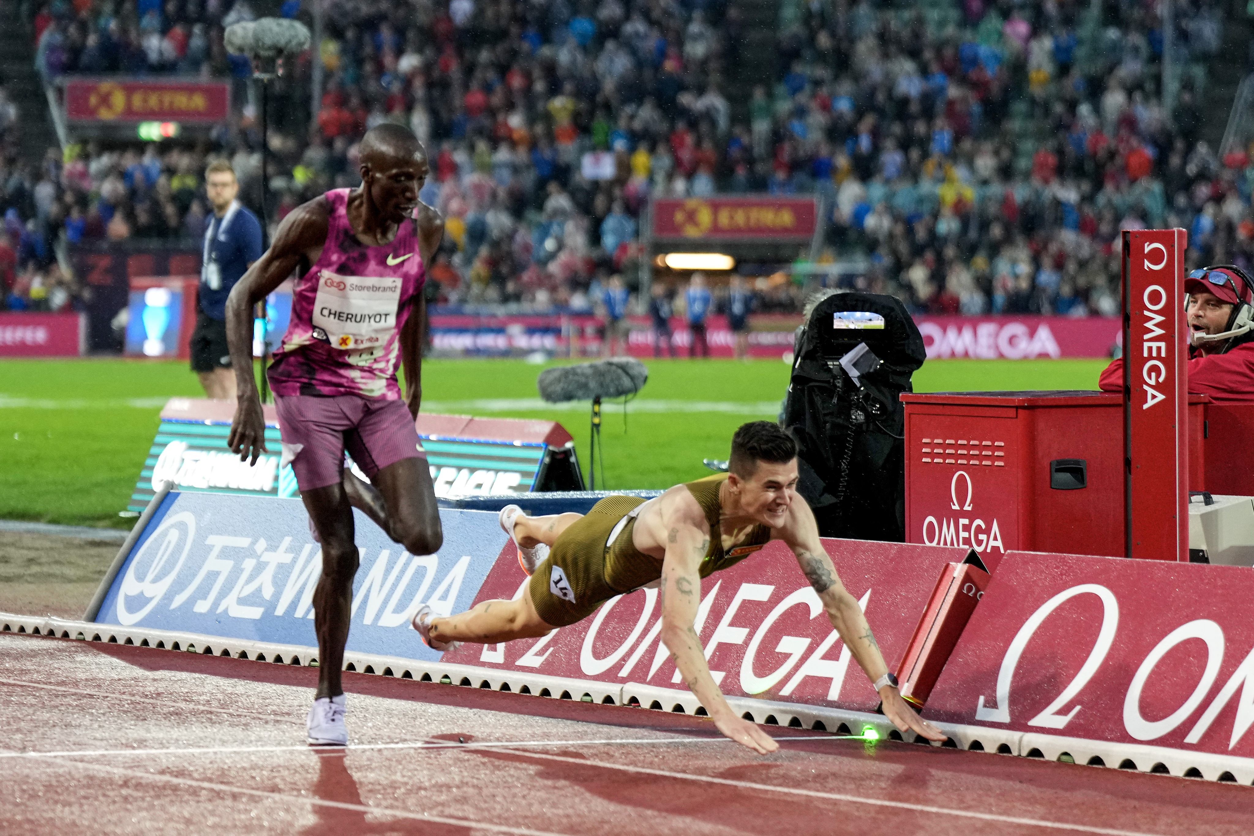 【話題】這樣也行 ?! Jakob Ingebrigtsen 飛撲式衝線 戲劇性 0.03 秒奪勝