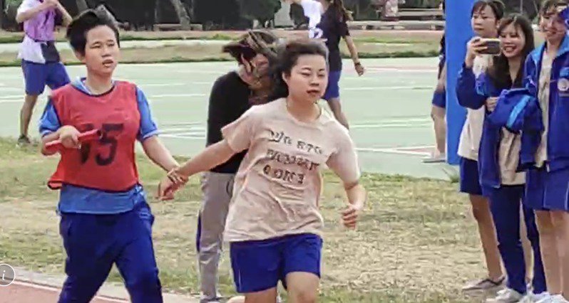 【話題】熱淚盈眶！大隊接力同學先衝刺拉大差距 讓全盲女學生跑最後一棒