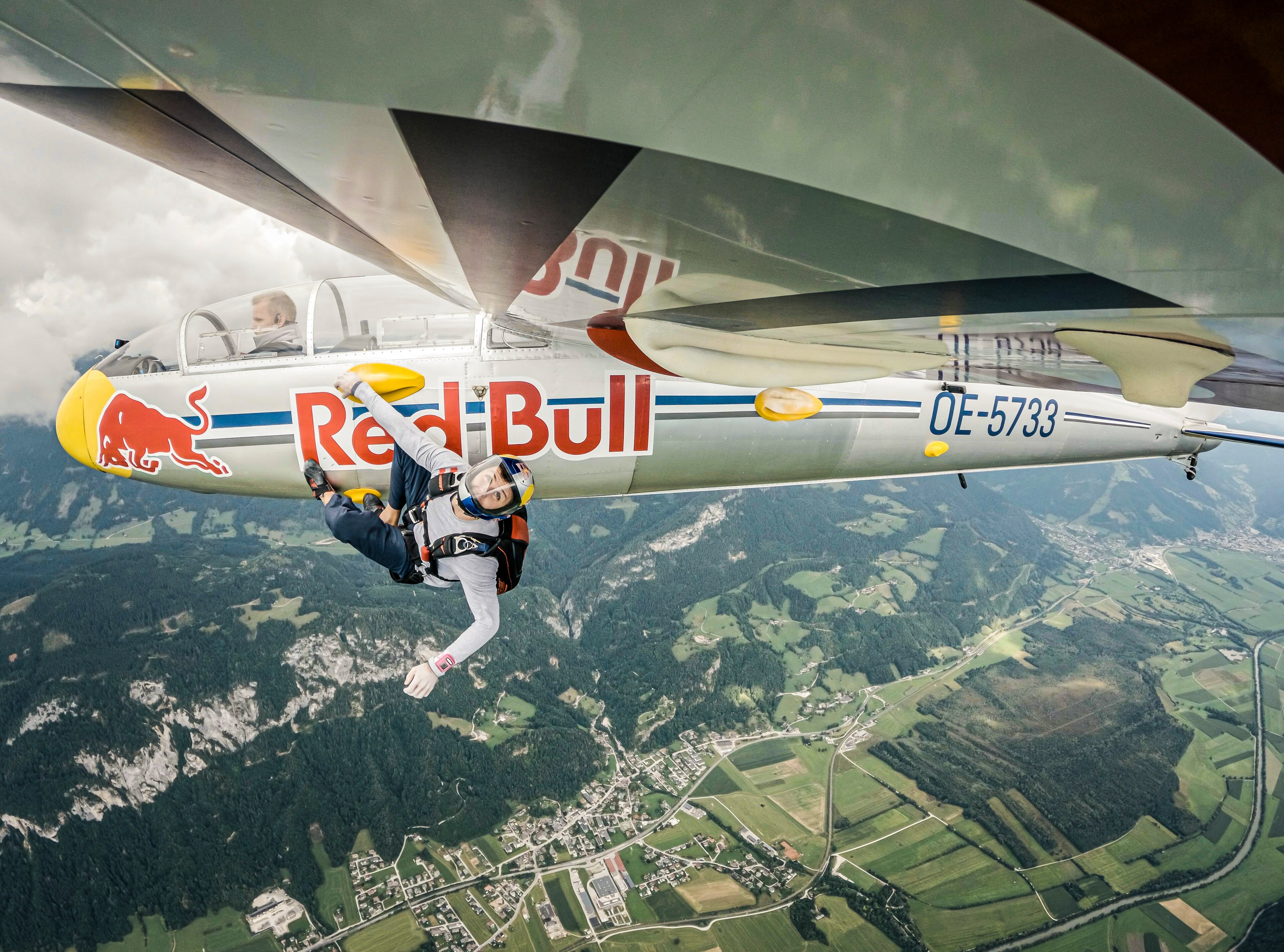 【品牌動態】2500公尺高空攀岩！Domen Škofic挑戰 Plane Climb創空中攀岩首例