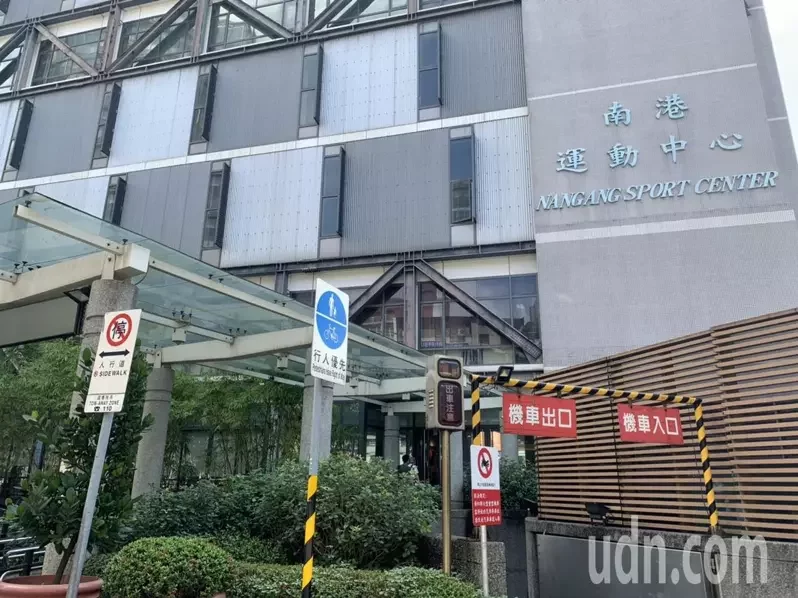 【新聞】北市 12 區運動中心下修室內人流 健身器材間隔用