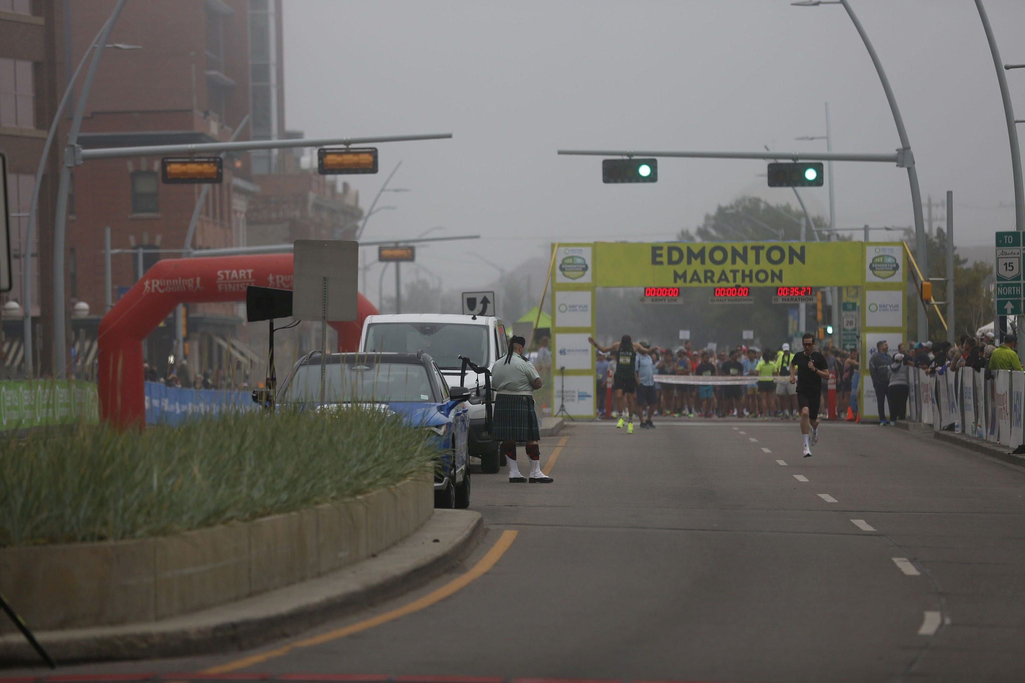 【話題】加拿大 Edmonton 馬拉松驚現「毒水」疑雲?跑者突發瘋狂,賽道安全陷入疑慮!