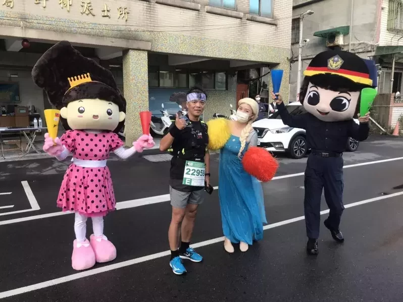 【賽事】北海岸派出所很給力 為萬金石馬拉松選手熱情加油