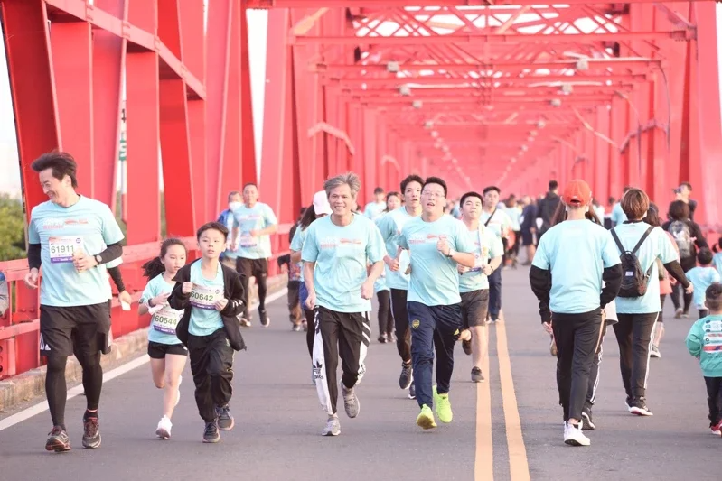 【賽事】跑友變裝趣跑太平媽馬拉松 有跑有保庇